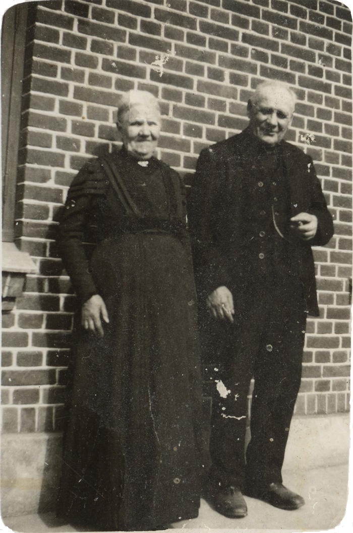 Maren Leth og Frederik Hansen foran Stenvad Brugs - før 1927