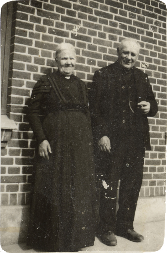 Maren Leth og Frederik Hansen foran Stenvad Brugs - før 1927