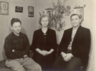 Egon og hans forældre Alma og Niels Jensen