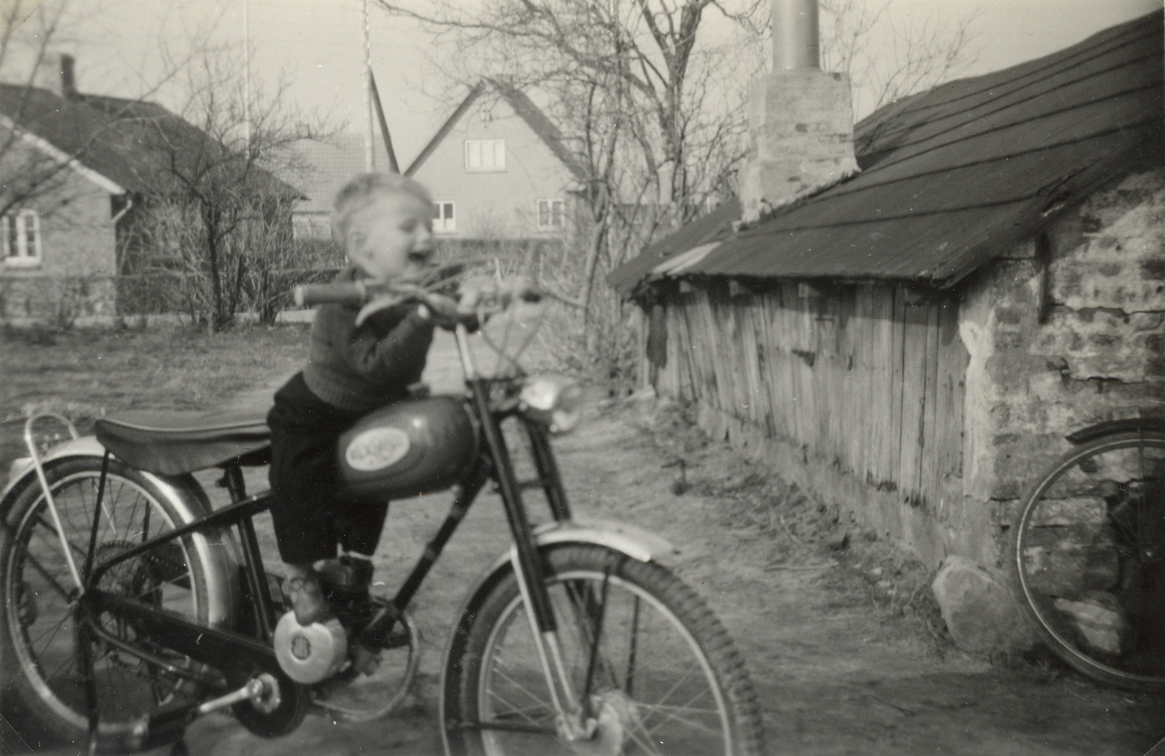 Allan på Nielses knallert i Mammen